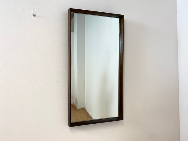 WMK I Stilvoller skandinavischer Mid-Century Designer Wandspiegel von Jørgen Christensen Snedkeri mit dunkelbraunem Nussbaum Holzrahmen I Spiegel Holzspiegel Flurgarderobe Danish Design Vintage Berlin