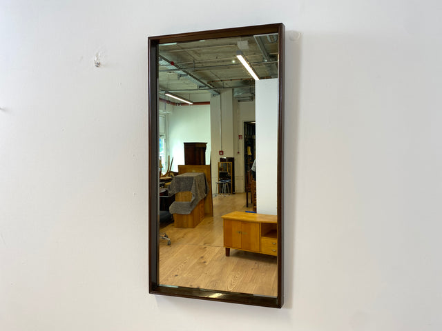 WMK I Stilvoller skandinavischer Mid-Century Designer Wandspiegel von Jørgen Christensen Snedkeri mit dunkelbraunem Nussbaum Holzrahmen I Spiegel Holzspiegel Flurgarderobe Danish Design Vintage Berlin