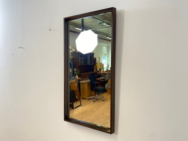 WMK I Stilvoller skandinavischer Mid-Century Designer Wandspiegel von Jørgen Christensen Snedkeri mit dunkelbraunem Nussbaum Holzrahmen I Spiegel Holzspiegel Flurgarderobe Danish Design Vintage Berlin