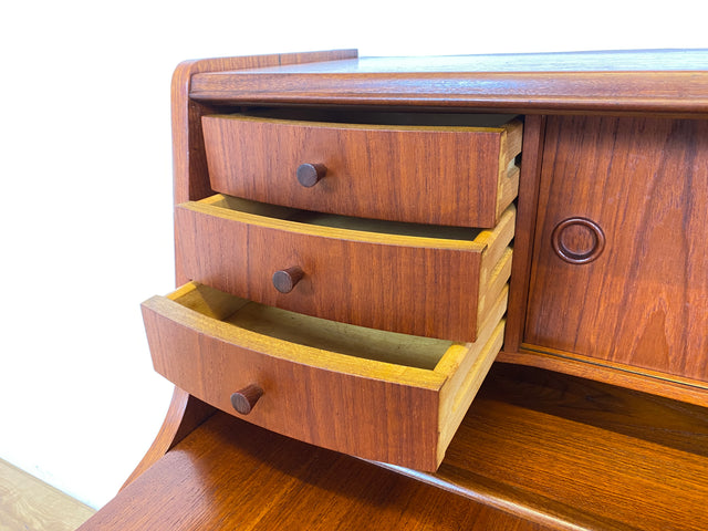 WMK # Stilvoller skandinavischer Mid-Century Designersekretär von Poul M. Jessen in Teakholz mit edlen Holzgriffen # Sekretär Schreibtisch Desk Danish Design Vintage Teak 60er PMJ Berlin Hamburg Köln