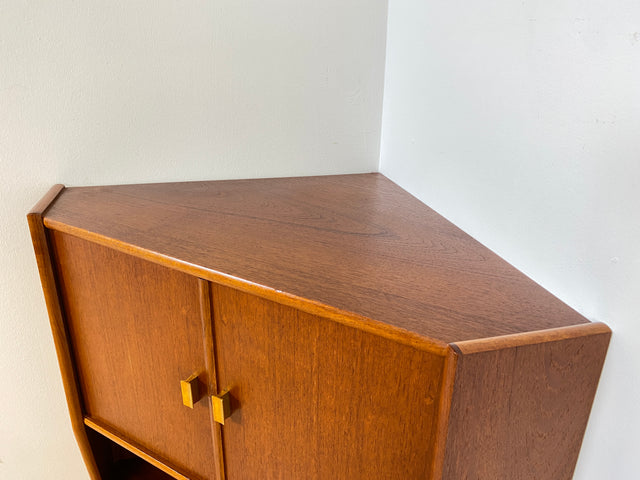 WMK I Minimalistischer und besonders gut erhaltener skandinavischer Mid-Century Eckschrank in Teakholz I Eckkommode Highboard Schrank Wäsche Bücher Kommode Danish Design Vintage Berlin Bochum Passau