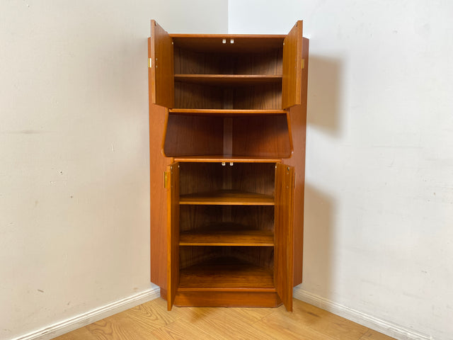 WMK I Minimalistischer und besonders gut erhaltener skandinavischer Mid-Century Eckschrank in Teakholz I Eckkommode Highboard Schrank Wäsche Bücher Kommode Danish Design Vintage Berlin Bochum Passau