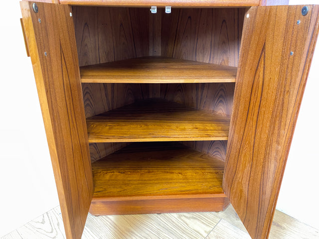 WMK I Minimalistischer und besonders gut erhaltener skandinavischer Mid-Century Eckschrank in Teakholz I Eckkommode Highboard Schrank Wäsche Bücher Kommode Danish Design Vintage Berlin Bochum Passau