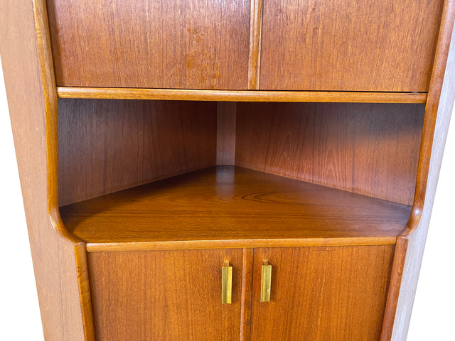 WMK I Minimalistischer und besonders gut erhaltener skandinavischer Mid-Century Eckschrank in Teakholz I Eckkommode Highboard Schrank Wäsche Bücher Kommode Danish Design Vintage Berlin Bochum Passau