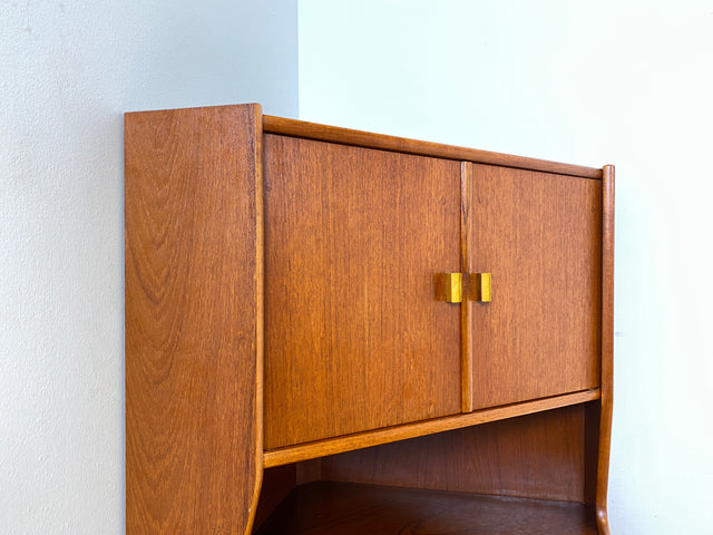 WMK I Minimalistischer und besonders gut erhaltener skandinavischer Mid-Century Eckschrank in Teakholz I Eckkommode Highboard Schrank Wäsche Bücher Kommode Danish Design Vintage Berlin Bochum Passau