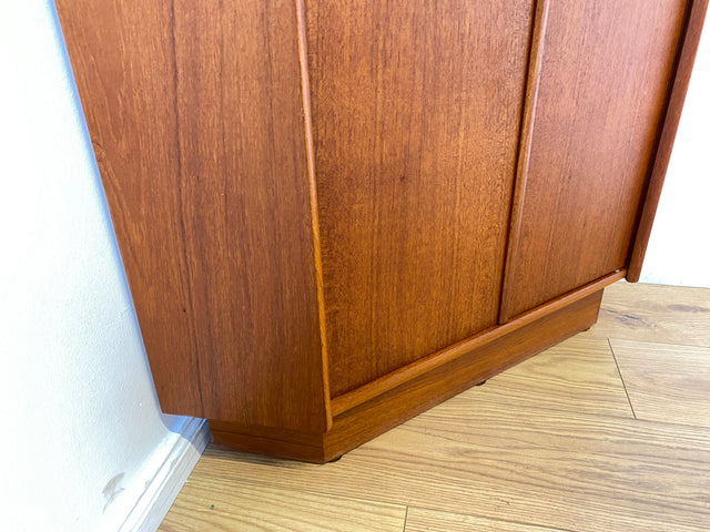 WMK I Minimalistischer und besonders gut erhaltener skandinavischer Mid-Century Eckschrank in Teakholz I Eckkommode Highboard Schrank Wäsche Bücher Kommode Danish Design Vintage Berlin Bochum Passau