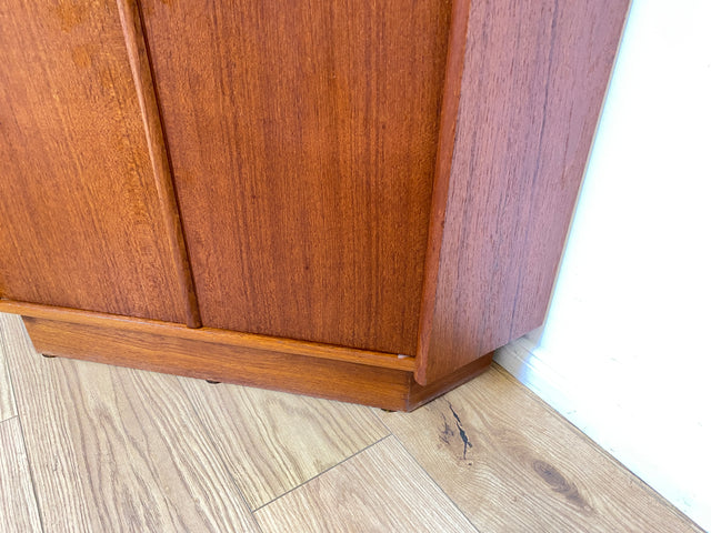 WMK I Minimalistischer und besonders gut erhaltener skandinavischer Mid-Century Eckschrank in Teakholz I Eckkommode Highboard Schrank Wäsche Bücher Kommode Danish Design Vintage Berlin Bochum Passau