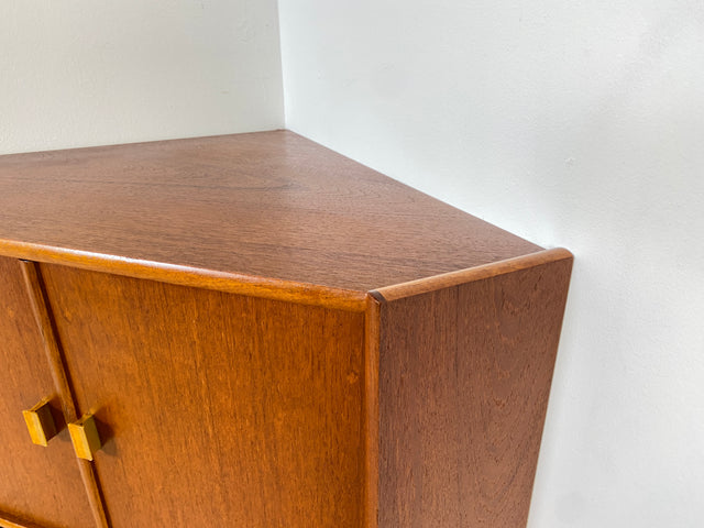 WMK I Minimalistischer und besonders gut erhaltener skandinavischer Mid-Century Eckschrank in Teakholz I Eckkommode Highboard Schrank Wäsche Bücher Kommode Danish Design Vintage Berlin Bochum Passau