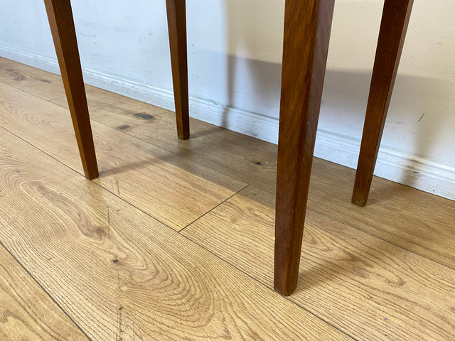 WMK I Wunderschöner skandinavischer Mid-Century Hocker mit hochwertigem floralem Bezug I Sitzhocker Fußhocker Sitz Schemel Taburett Blumenhocker Vintage 50er 60er Berlin Essen Nürnberg Erfurt Bremen