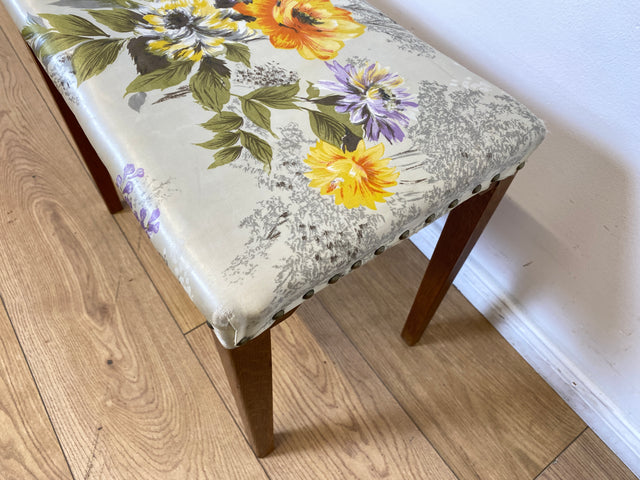 WMK I Wunderschöner skandinavischer Mid-Century Hocker mit hochwertigem floralem Bezug I Sitzhocker Fußhocker Sitz Schemel Taburett Blumenhocker Vintage 50er 60er Berlin Essen Nürnberg Erfurt Bremen