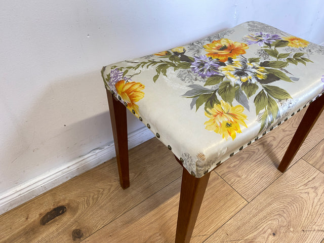 WMK I Wunderschöner skandinavischer Mid-Century Hocker mit hochwertigem floralem Bezug I Sitzhocker Fußhocker Sitz Schemel Taburett Blumenhocker Vintage 50er 60er Berlin Essen Nürnberg Erfurt Bremen