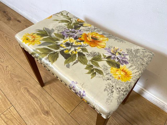 WMK I Wunderschöner skandinavischer Mid-Century Hocker mit hochwertigem floralem Bezug I Sitzhocker Fußhocker Sitz Schemel Taburett Blumenhocker Vintage 50er 60er Berlin Essen Nürnberg Erfurt Bremen