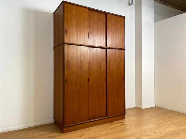 WMK # Hochwertiger skandinavischer Mid-Century Kleiderschrank mit Schiebetüren & Schubladen , Vollholz in Teak # Schrank Schlafzimmerschrank Wäscheschrank Wardrobe Danish Design Vintage Teakholz 60er