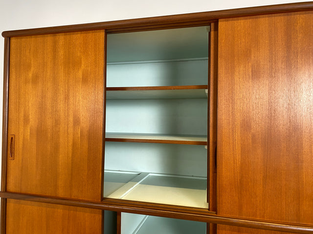 WMK # Hochwertiger skandinavischer Mid-Century Kleiderschrank mit Schiebetüren & Schubladen , Vollholz in Teak # Schrank Schlafzimmerschrank Wäscheschrank Wardrobe Danish Design Vintage Teakholz 60er