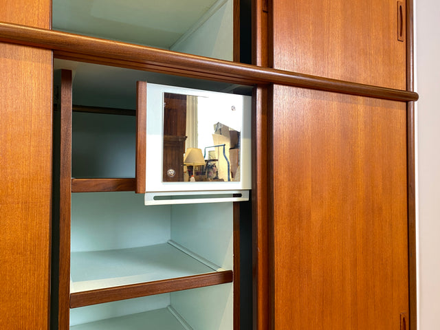 WMK # Hochwertiger skandinavischer Mid-Century Kleiderschrank mit Schiebetüren & Schubladen , Vollholz in Teak # Schrank Schlafzimmerschrank Wäscheschrank Wardrobe Danish Design Vintage Teakholz 60er