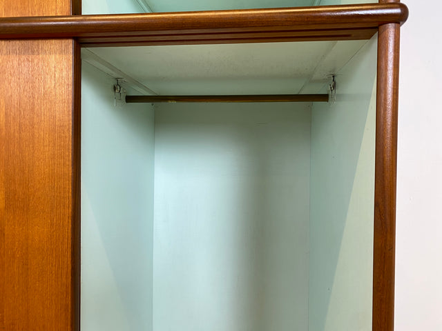 WMK # Hochwertiger skandinavischer Mid-Century Kleiderschrank mit Schiebetüren & Schubladen , Vollholz in Teak # Schrank Schlafzimmerschrank Wäscheschrank Wardrobe Danish Design Vintage Teakholz 60er
