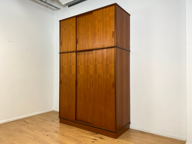 WMK # Hochwertiger skandinavischer Mid-Century Kleiderschrank mit Schiebetüren & Schubladen , Vollholz in Teak # Schrank Schlafzimmerschrank Wäscheschrank Wardrobe Danish Design Vintage Teakholz 60er