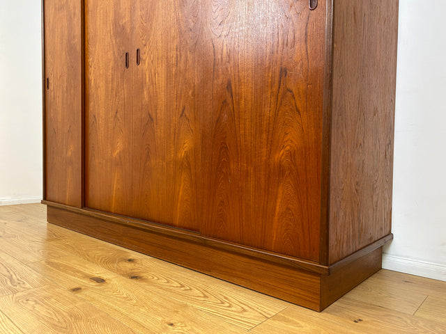 WMK I Stilvoller großer skandinavischer Mid-Century Kleiderschrank mit Schiebetüren und Schubladen, Vollholz in Teak I Schrank Schlafzimmerschrank Wäscheschrank Wardrobe Danish Design Vintage Berlin