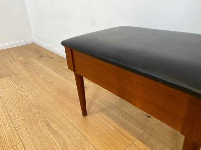 WMK # Stilvoller skandinavischer Mid-Century Nähhocker aus Teakholz , mit aufklappbarem Stauraum und schwarzem Kunstlederbezug # Hocker Sitzhocker Fußhocker Sitz Lederhocker Danish Design Vintage Teak
