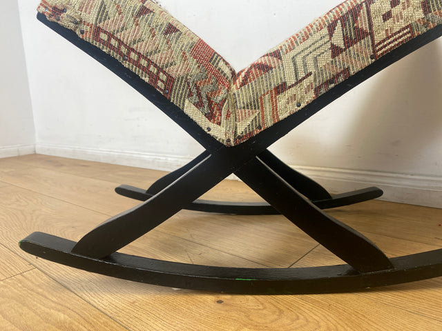 WMK I Sehr hübscher skandinavischer Mid-Century Schaukelhocker mit Polsterung und späterem Bezug