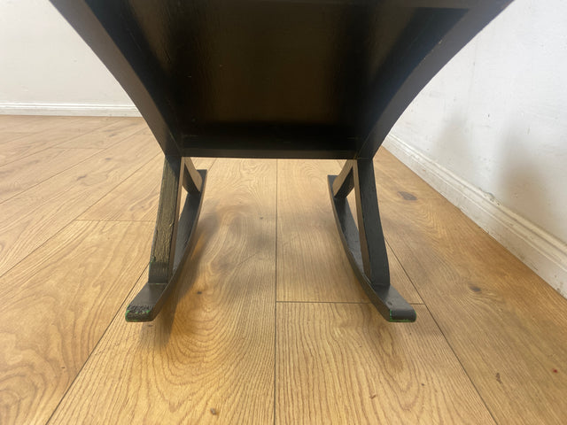 WMK I Sehr hübscher skandinavischer Mid-Century Schaukelhocker mit Polsterung und späterem Bezug