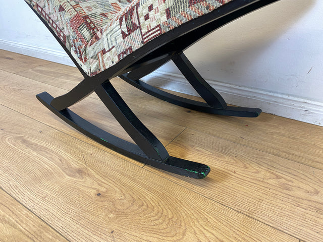 WMK I Sehr hübscher skandinavischer Mid-Century Schaukelhocker mit Polsterung und späterem Bezug