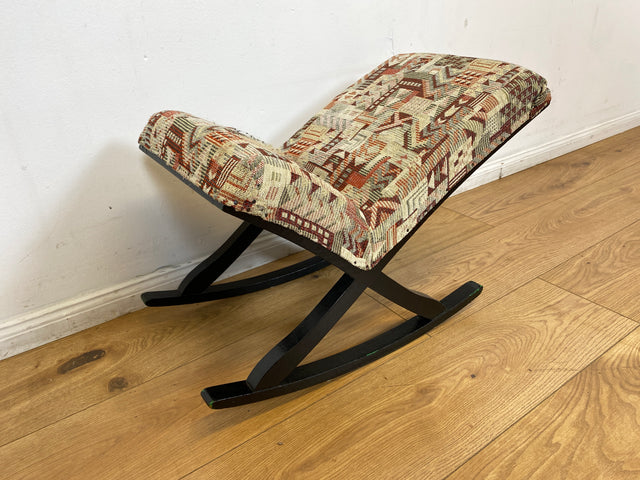 WMK I Sehr hübscher skandinavischer Mid-Century Schaukelhocker mit Polsterung und späterem Bezug