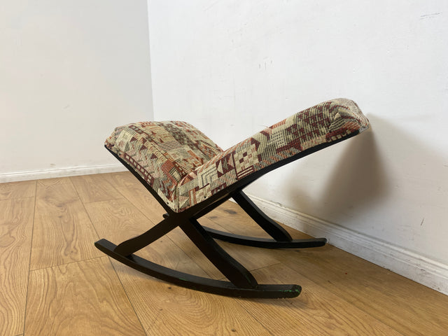 WMK I Sehr hübscher skandinavischer Mid-Century Schaukelhocker mit Polsterung und späterem Bezug