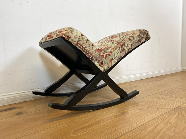 WMK I Sehr hübscher skandinavischer Mid-Century Schaukelhocker mit Polsterung und späterem Bezug