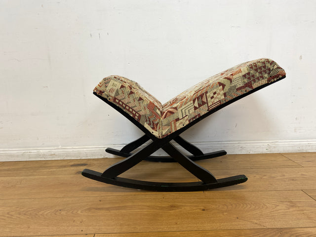 WMK I Sehr hübscher skandinavischer Mid-Century Schaukelhocker mit Polsterung und späterem Bezug
