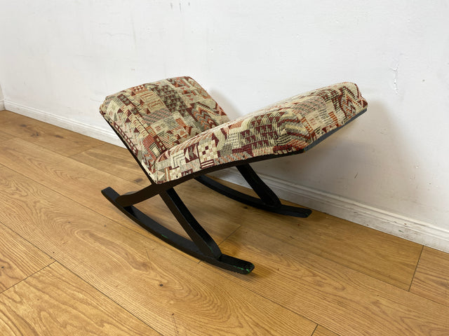 WMK I Sehr hübscher skandinavischer Mid-Century Schaukelhocker mit Polsterung und späterem Bezug