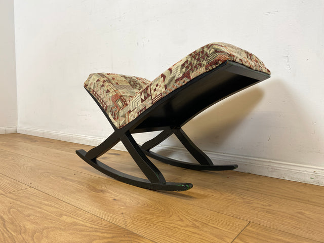 WMK I Sehr hübscher skandinavischer Mid-Century Schaukelhocker mit Polsterung und späterem Bezug