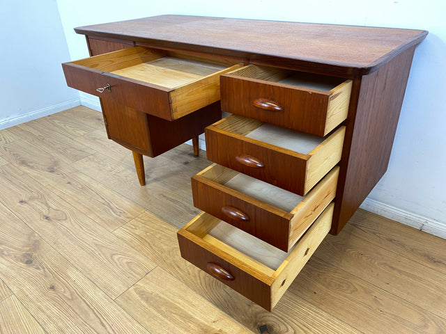 WMK I Hochwertiger skandinavischer Mid-Century Schreibtisch in Teakholz mit Schubladen & formschönen Holzgriffen I Writing Desk Bureau Sekretär Danish Design Vintage 50er 60er Teak Berlin Hamburg Köln