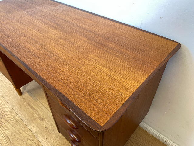 WMK I Hochwertiger skandinavischer Mid-Century Schreibtisch in Teakholz mit Schubladen & formschönen Holzgriffen I Writing Desk Bureau Sekretär Danish Design Vintage 50er 60er Teak Berlin Hamburg Köln