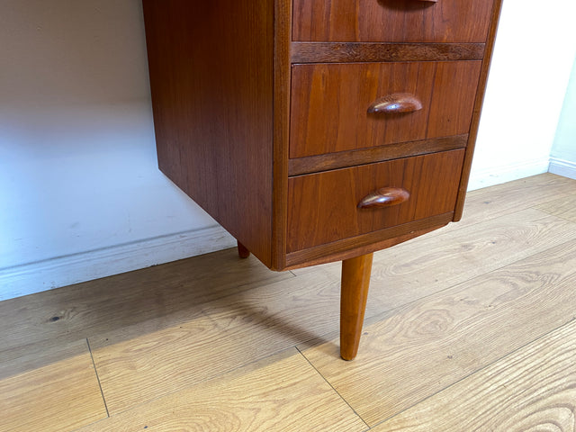 WMK I Hochwertiger skandinavischer Mid-Century Schreibtisch in Teakholz mit Schubladen & formschönen Holzgriffen I Writing Desk Bureau Sekretär Danish Design Vintage 50er 60er Teak Berlin Hamburg Köln