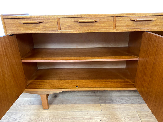 WMK I Stilvoller & sehr gut erhaltener skandinavischer Mid-Century Sideboard in Teakholz mit Schubladen I Schrank Kommode Anrichte TV Lowboard Danish Design Vintage 60er 70er Teak Berlin München NRW