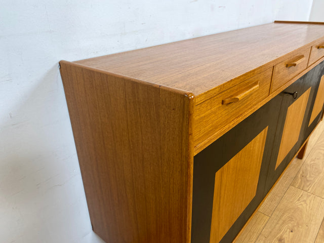 WMK I Stilvoller & sehr gut erhaltener skandinavischer Mid-Century Sideboard in Teakholz mit Schubladen I Schrank Kommode Anrichte TV Lowboard Danish Design Vintage 60er 70er Teak Berlin München NRW