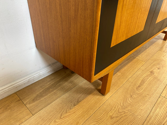 WMK I Stilvoller & sehr gut erhaltener skandinavischer Mid-Century Sideboard in Teakholz mit Schubladen I Schrank Kommode Anrichte TV Lowboard Danish Design Vintage 60er 70er Teak Berlin München NRW