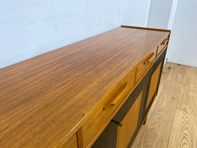 WMK I Stilvoller & sehr gut erhaltener skandinavischer Mid-Century Sideboard in Teakholz mit Schubladen I Schrank Kommode Anrichte TV Lowboard Danish Design Vintage 60er 70er Teak Berlin München NRW