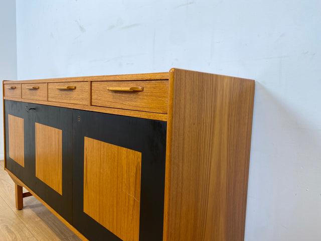 WMK I Stilvoller & sehr gut erhaltener skandinavischer Mid-Century Sideboard in Teakholz mit Schubladen I Schrank Kommode Anrichte TV Lowboard Danish Design Vintage 60er 70er Teak Berlin München NRW