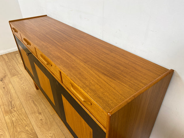 WMK I Stilvoller & sehr gut erhaltener skandinavischer Mid-Century Sideboard in Teakholz mit Schubladen I Schrank Kommode Anrichte TV Lowboard Danish Design Vintage 60er 70er Teak Berlin München NRW