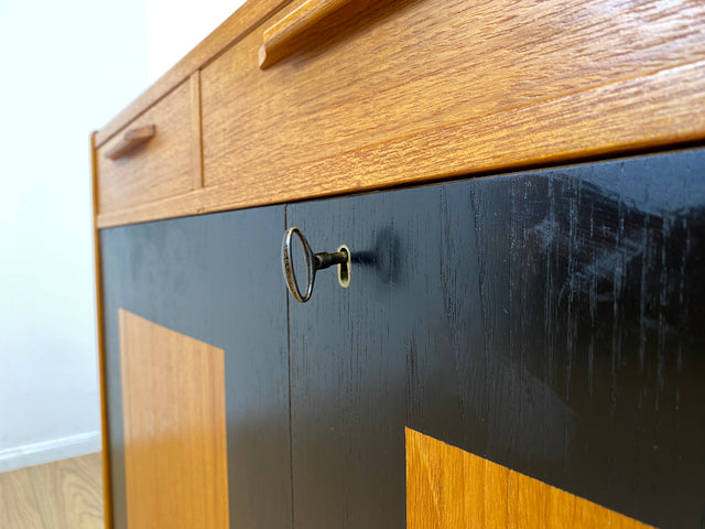 WMK I Stilvoller & sehr gut erhaltener skandinavischer Mid-Century Sideboard in Teakholz mit Schubladen I Schrank Kommode Anrichte TV Lowboard Danish Design Vintage 60er 70er Teak Berlin München NRW