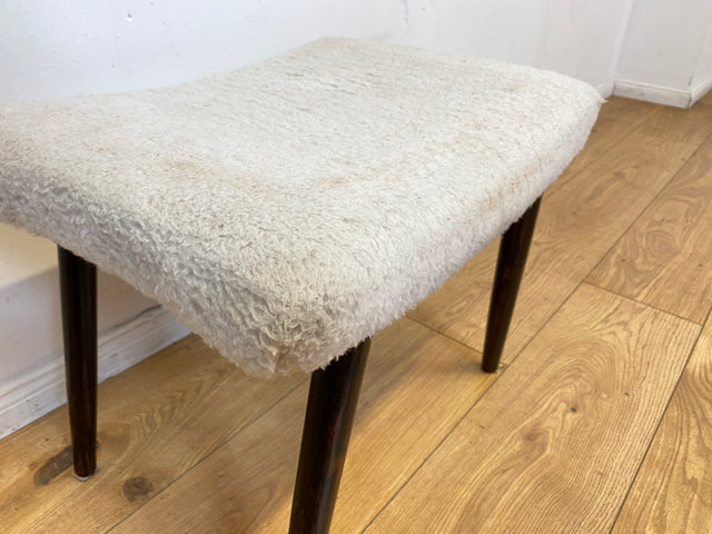 WMK I Versand 15€ I Hübscher skandinavischer Mid-Century Sitzhocker mit plüschigem weißem Bezug I Hocker Schemel Taburett Fußhocker Sitz Bank Vintage Danish Design 50er 60er I Berlin Essen Nürnberg