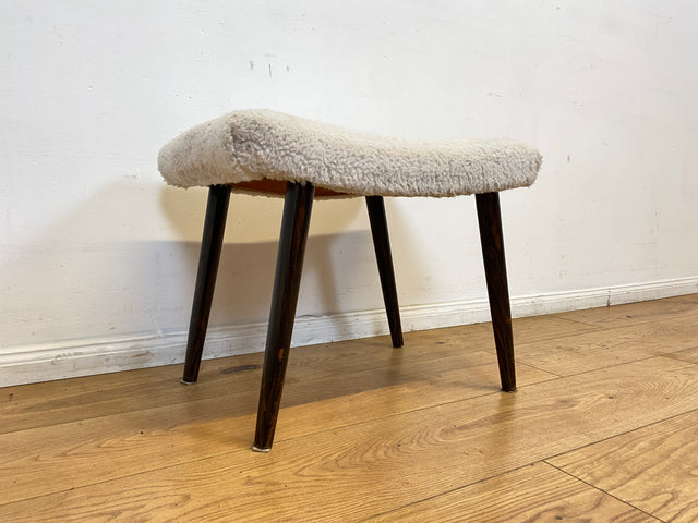 WMK I Versand 15€ I Hübscher skandinavischer Mid-Century Sitzhocker mit plüschigem weißem Bezug I Hocker Schemel Taburett Fußhocker Sitz Bank Vintage Danish Design 50er 60er I Berlin Essen Nürnberg