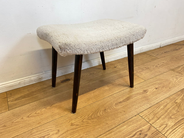 WMK I Versand 15€ I Hübscher skandinavischer Mid-Century Sitzhocker mit plüschigem weißem Bezug I Hocker Schemel Taburett Fußhocker Sitz Bank Vintage Danish Design 50er 60er I Berlin Essen Nürnberg