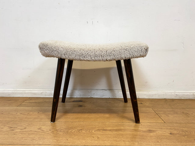 WMK I Versand 15€ I Hübscher skandinavischer Mid-Century Sitzhocker mit plüschigem weißem Bezug I Hocker Schemel Taburett Fußhocker Sitz Bank Vintage Danish Design 50er 60er I Berlin Essen Nürnberg