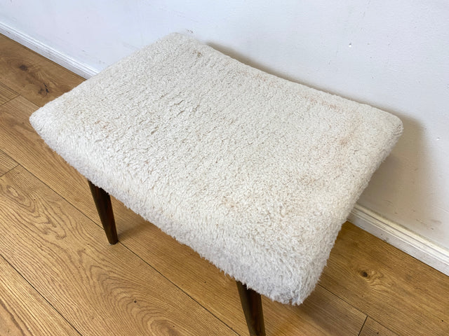 WMK I Versand 15€ I Hübscher skandinavischer Mid-Century Sitzhocker mit plüschigem weißem Bezug I Hocker Schemel Taburett Fußhocker Sitz Bank Vintage Danish Design 50er 60er I Berlin Essen Nürnberg
