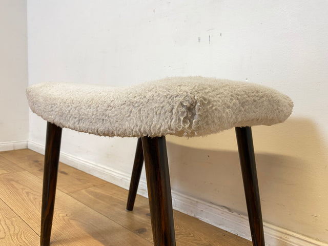 WMK I Versand 15€ I Hübscher skandinavischer Mid-Century Sitzhocker mit plüschigem weißem Bezug I Hocker Schemel Taburett Fußhocker Sitz Bank Vintage Danish Design 50er 60er I Berlin Essen Nürnberg