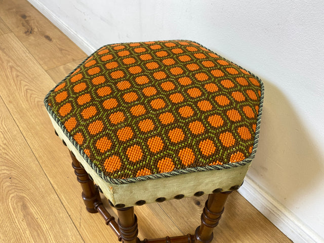 WMK I Wunderschöner skandinavischer Mid-Century Sitzhocker mit tollem handgewebtem Gobelin Bezug I Hocker Fußhocker Schemel Taburett Sitz Stuhl Vintage I Berlin Bremen Stuttgart I Versand möglich