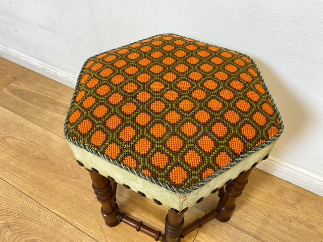 WMK I Wunderschöner skandinavischer Mid-Century Sitzhocker mit tollem handgewebtem Gobelin Bezug I Hocker Fußhocker Schemel Taburett Sitz Stuhl Vintage I Berlin Bremen Stuttgart I Versand möglich